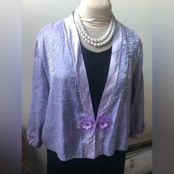 Lee Anderson purple top with flower trim. Hook closure. Poly/silk. Large - Picture 1 of 9